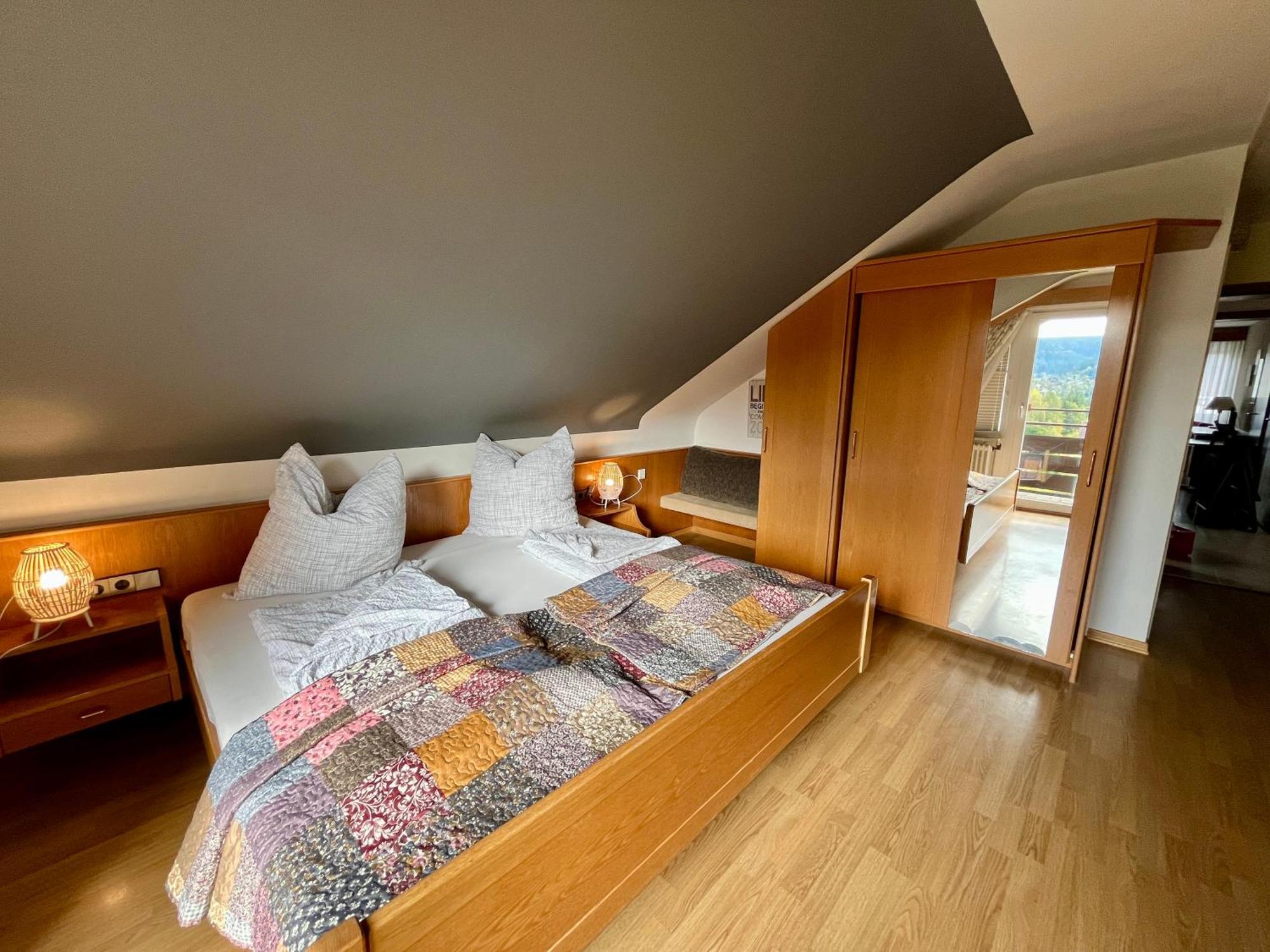 B&B Apart Hotel Goldener Hahn - Nahe An Gartenschau Tal X ไบเออร์สบรอนน์ ห้อง รูปภาพ