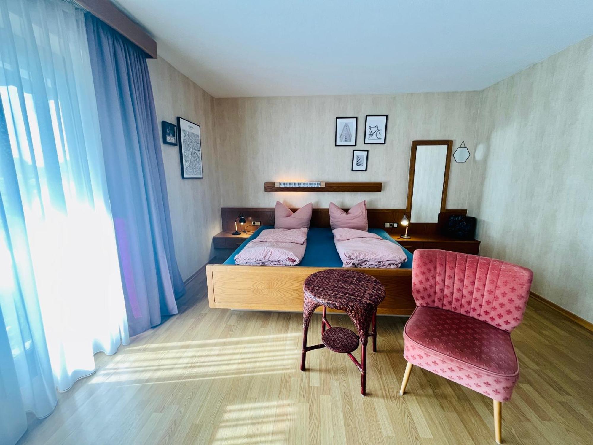 B&B Apart Hotel Goldener Hahn - Nahe An Gartenschau Tal X ไบเออร์สบรอนน์ ภายนอก รูปภาพ