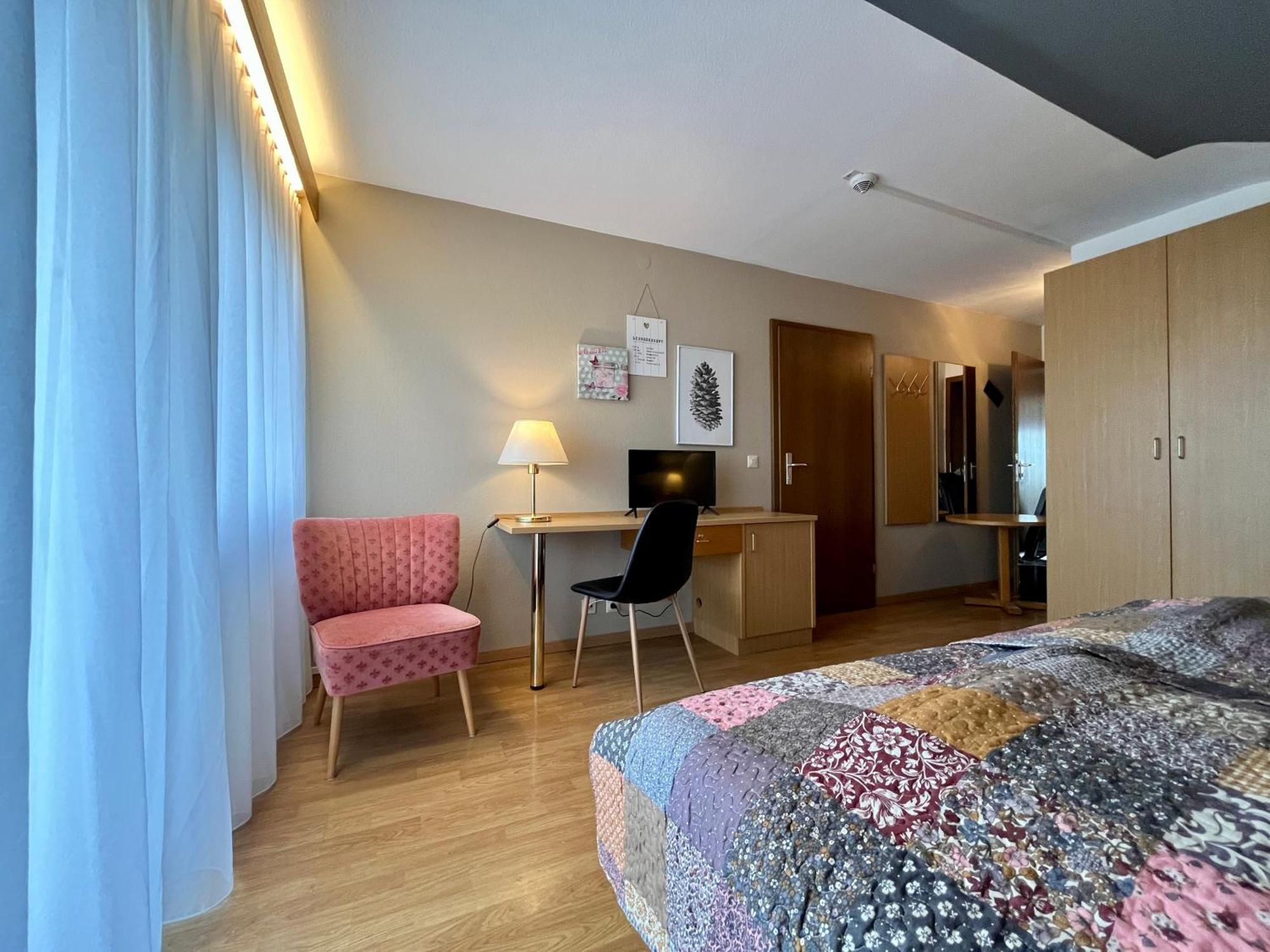 B&B Apart Hotel Goldener Hahn - Nahe An Gartenschau Tal X ไบเออร์สบรอนน์ ห้อง รูปภาพ